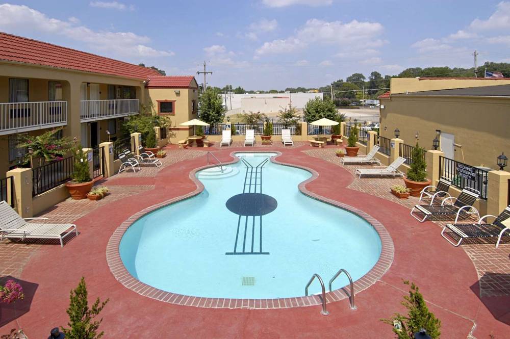 Days Inn By Wyndham Memphis At Graceland 9