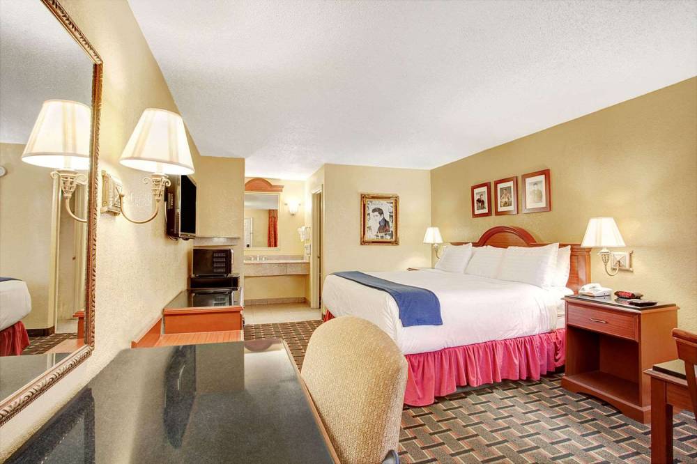 Days Inn By Wyndham Memphis At Graceland 8