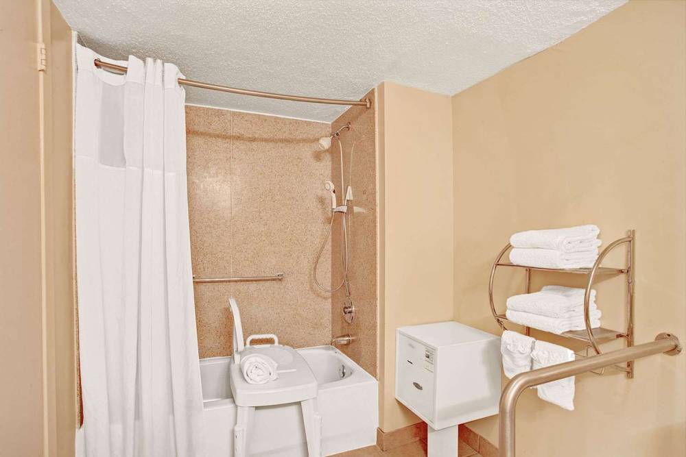 Days Inn By Wyndham Memphis At Graceland 6