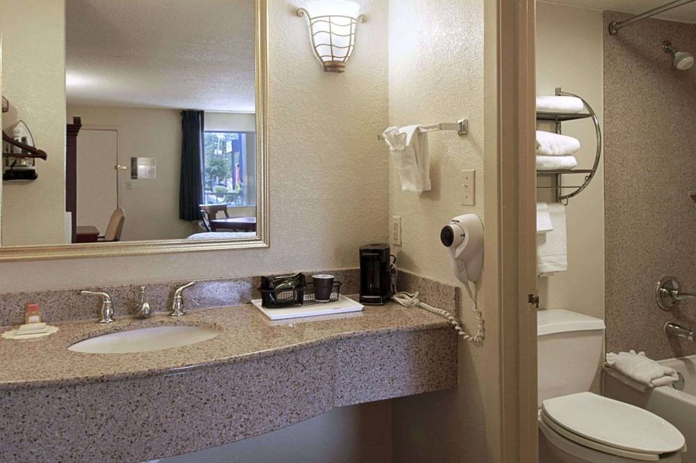 Days Inn By Wyndham Memphis At Graceland 4