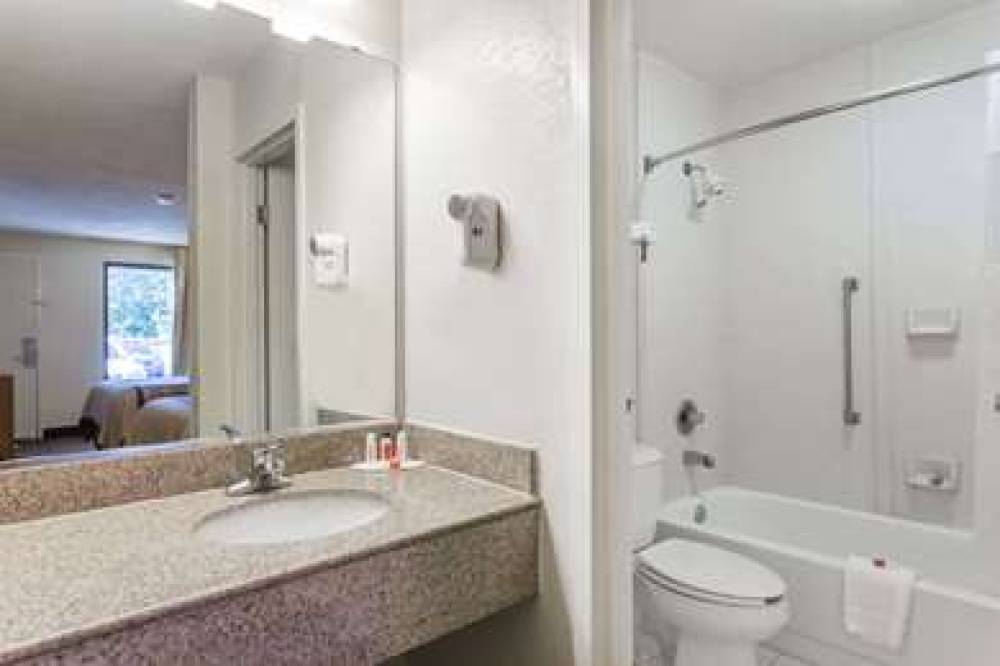 DAYS INN BY WYNDHAM NORFOLK AI 10