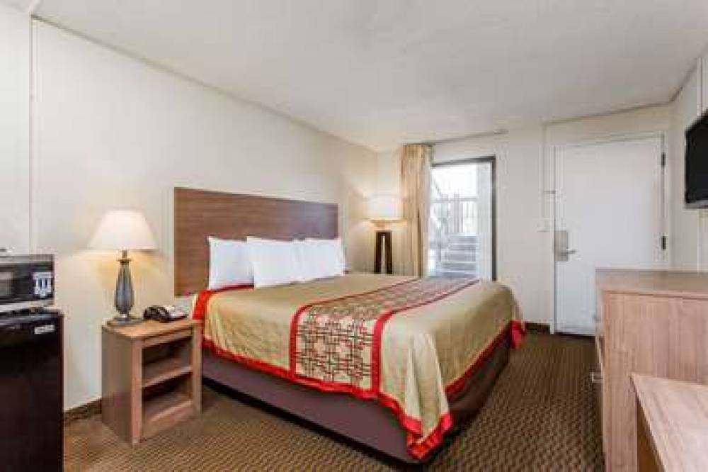 DAYS INN BY WYNDHAM NORFOLK AI 8