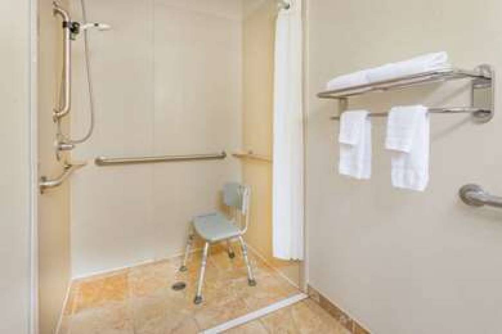 DAYS INN BY WYNDHAM NORTH MOBILE 8