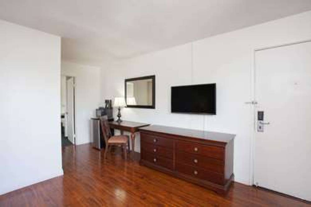 DAYS INN BY WYNDHAM ORANGE ANAHEIM 10