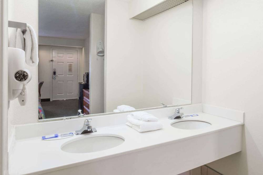 Days Inn By Wyndham Petersburg/South Fort Lee 1