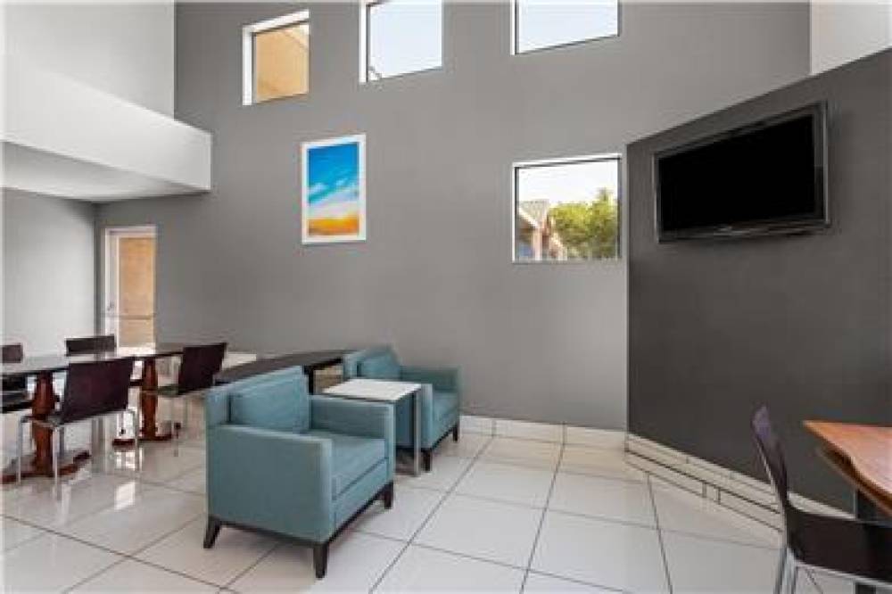 DAYS INN BY WYNDHAM PHOENIX 2