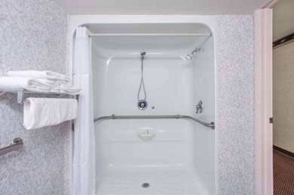 Days Inn By Wyndham Saint Pauls 3