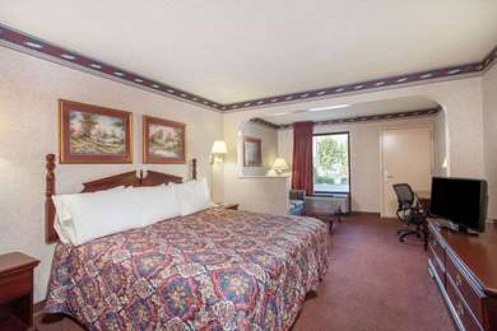 Days Inn By Wyndham Saint Pauls 7