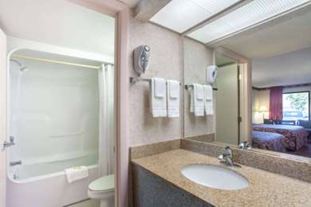 Days Inn By Wyndham Saint Pauls 5