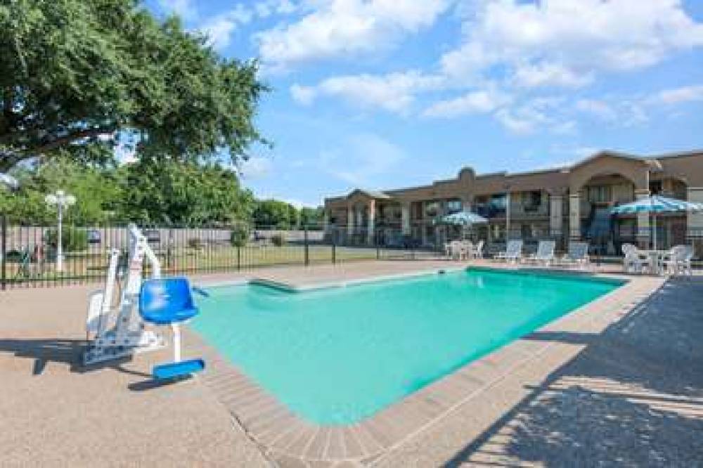 Days Inn By Wyndham San Marcos 9