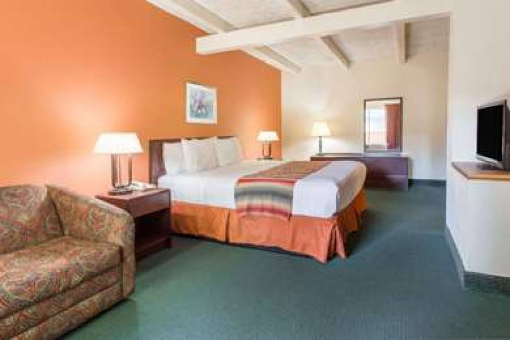 Days Inn By Wyndham St. Louis North 6