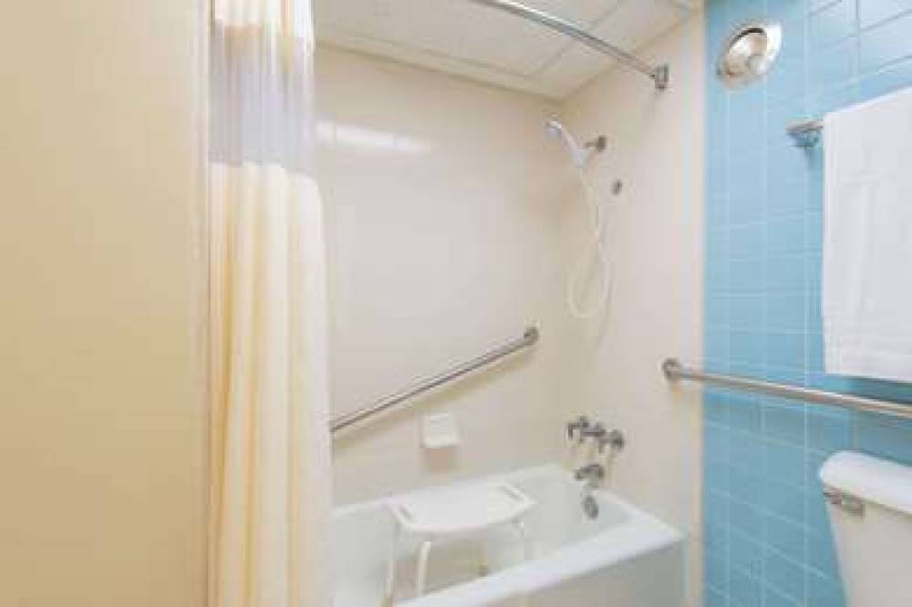 Days Inn By Wyndham St. Louis North 9