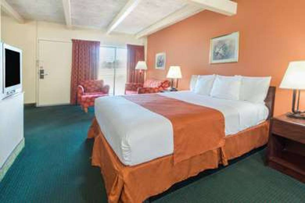 Days Inn By Wyndham St. Louis North 10