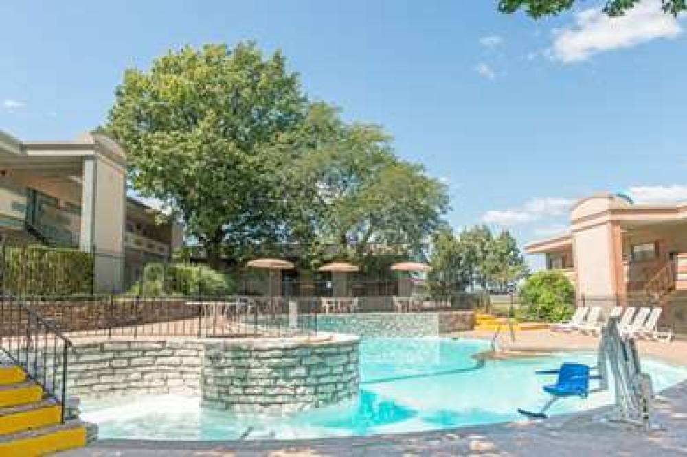 Days Inn By Wyndham St. Louis North 3