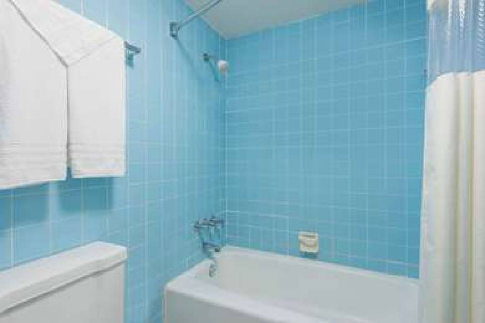 Days Inn By Wyndham St. Louis North 7