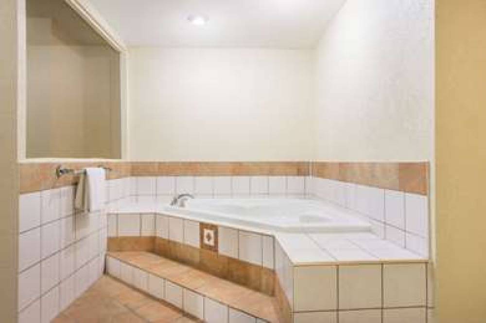 Days Inn By Wyndham St. Louis North 4