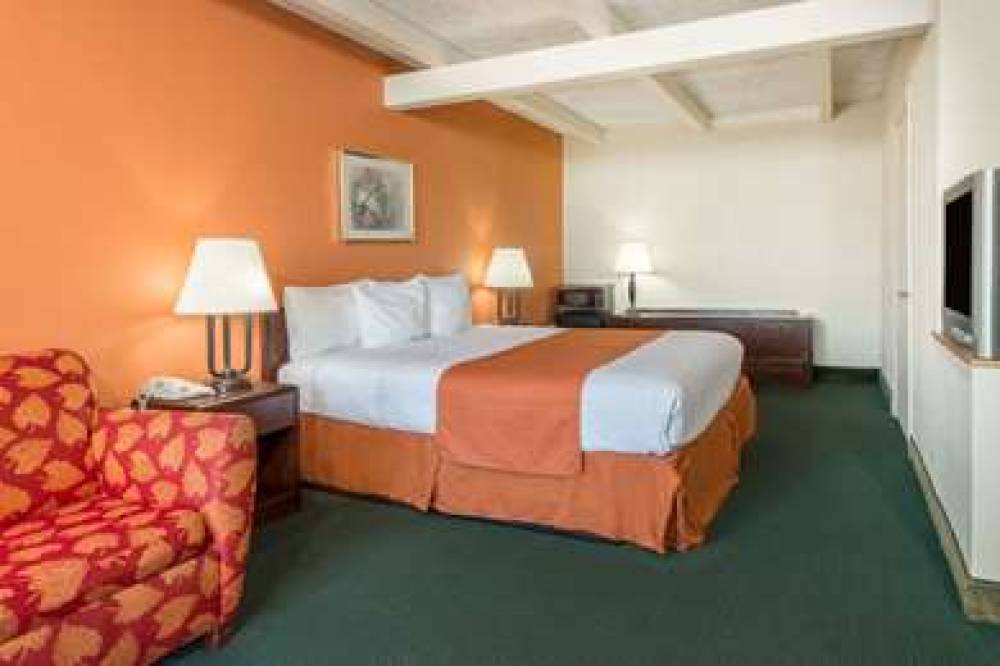 Days Inn By Wyndham St. Louis North 5