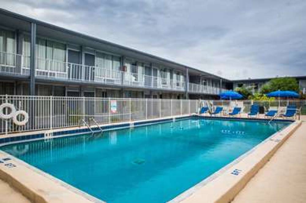 DAYS INN BY WYNDHAM STUART 10