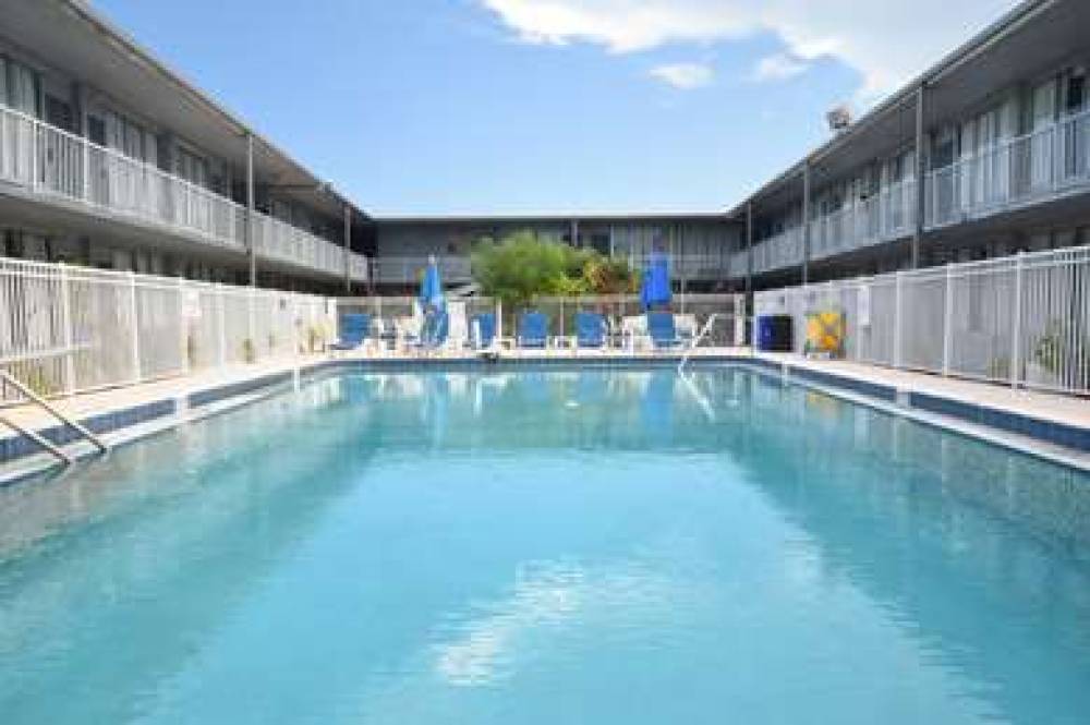 DAYS INN BY WYNDHAM STUART 8