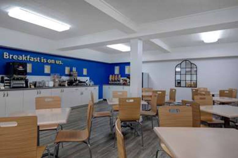 DAYS INN BY WYNDHAM VICTORIA AIRPOR 7