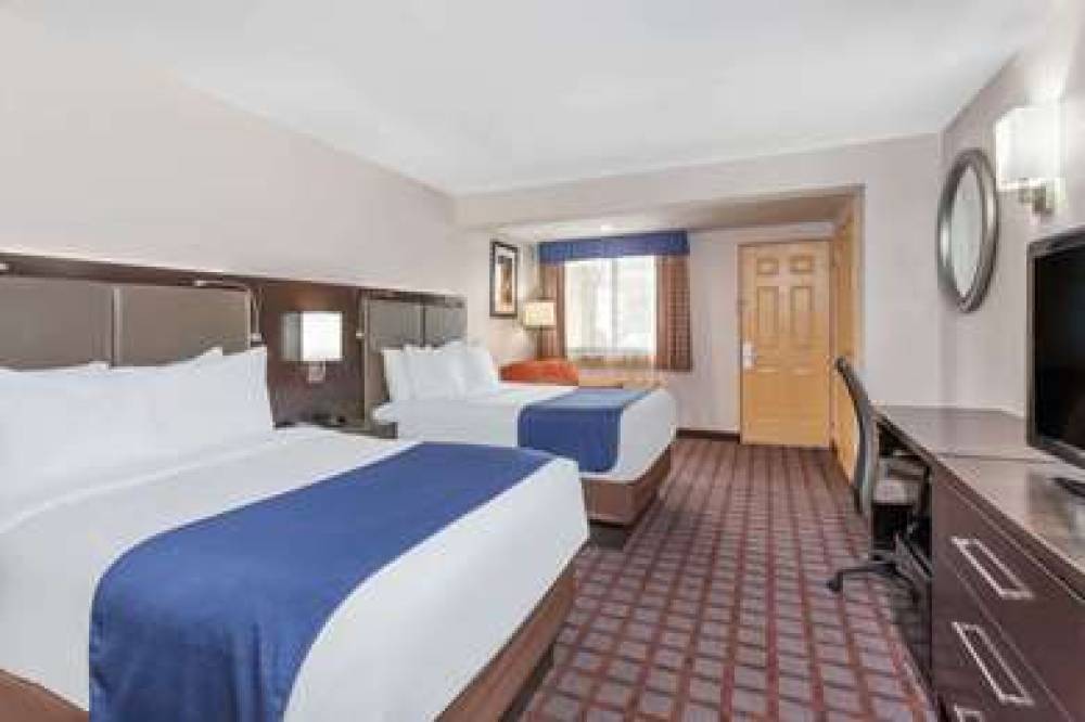 Days Inn By Wyndham Woodbury Long Island 4