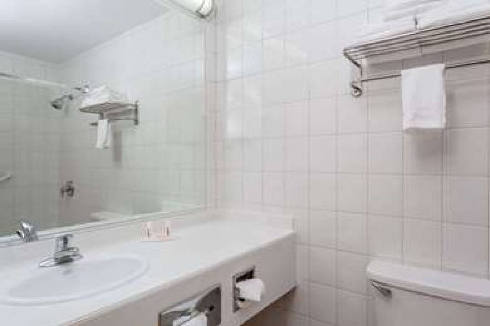 Days Inn By Wyndham Woodbury Long Island 9
