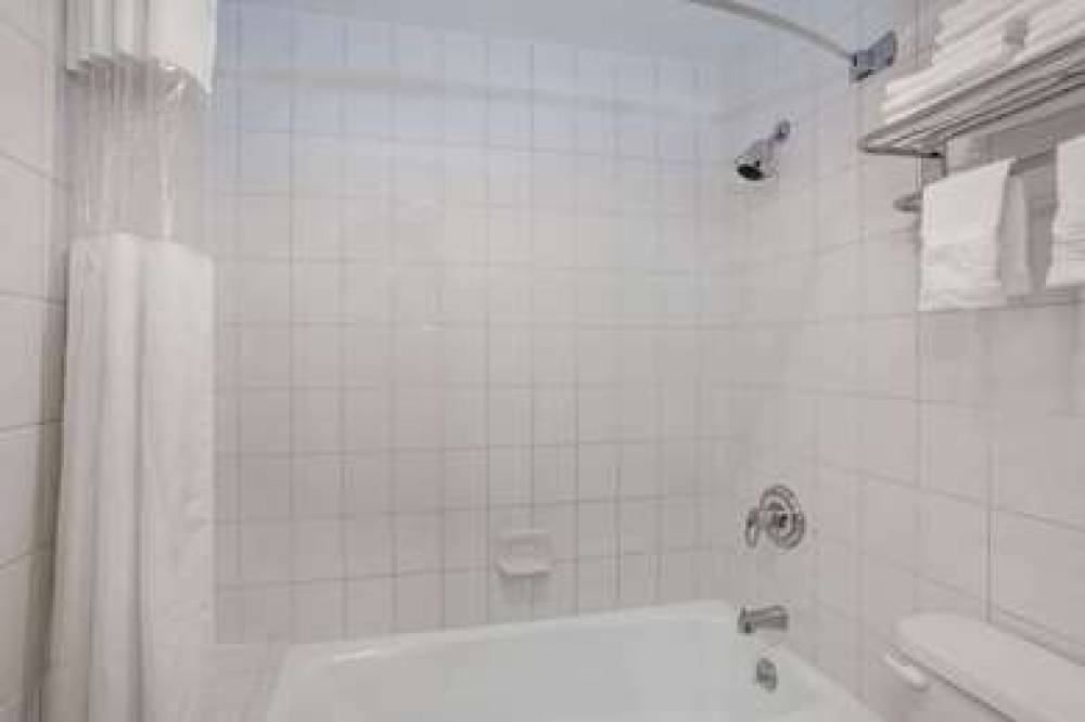 Days Inn By Wyndham Woodbury Long Island 6