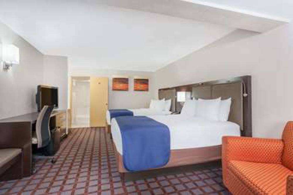 Days Inn By Wyndham Woodbury Long Island 8