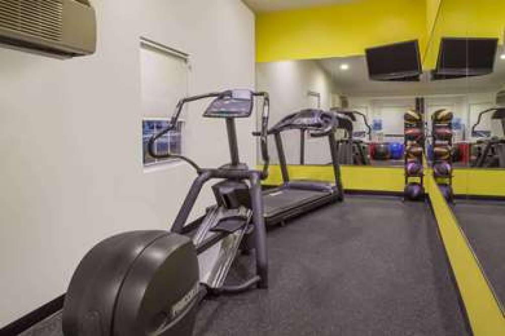 Days Inn By Wyndham Woodbury Long Island 3
