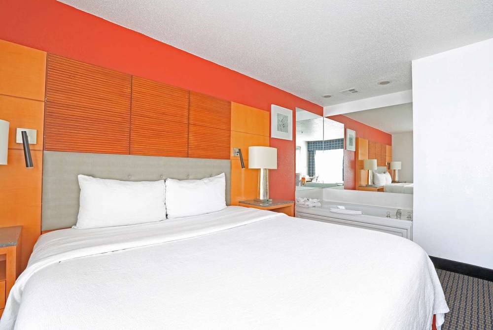 DAYS INN CALUMET PARK 3