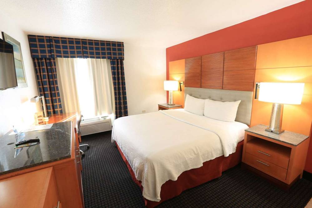 DAYS INN CALUMET PARK 1