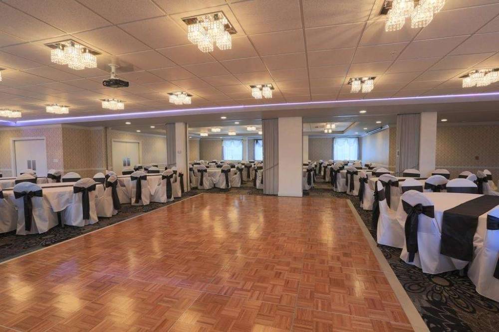 DAYS INN CALUMET PARK 4