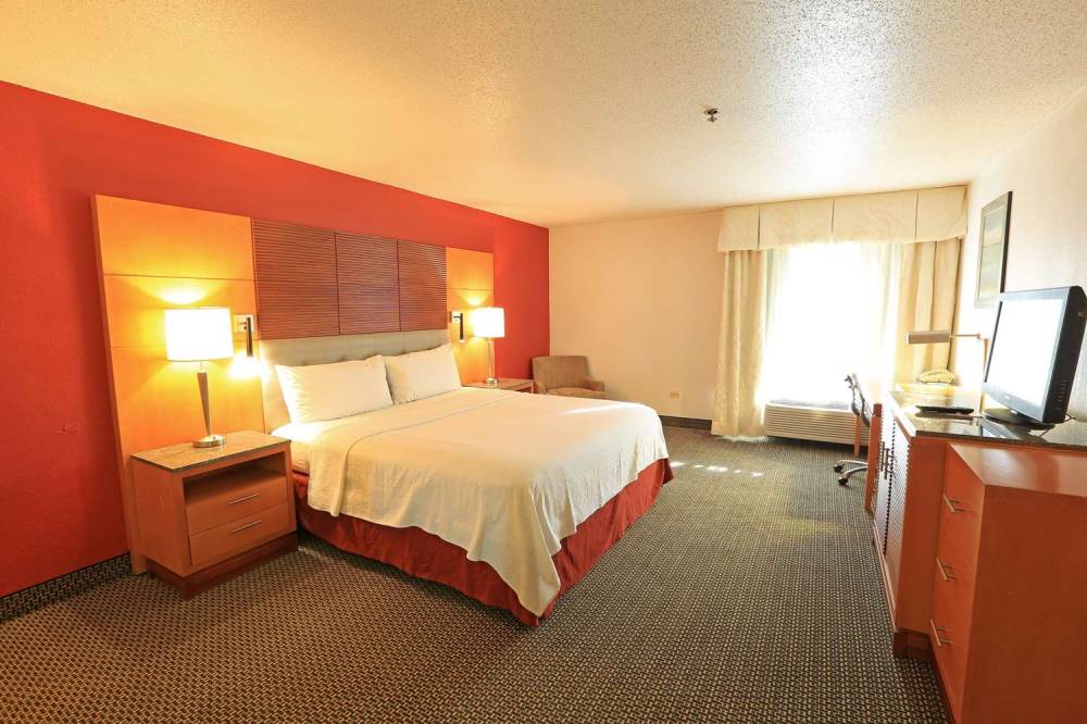 DAYS INN CALUMET PARK 7