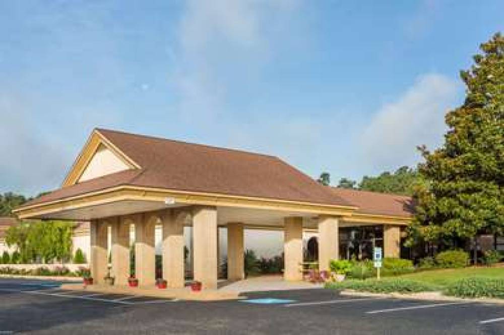Days Inn & Conf Center By Wyndham Southern Pines Pinehurst 1