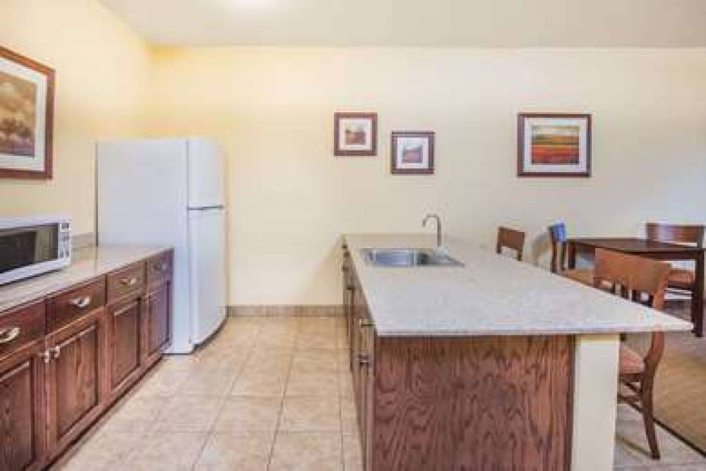 DAYS INN ELLIS 7