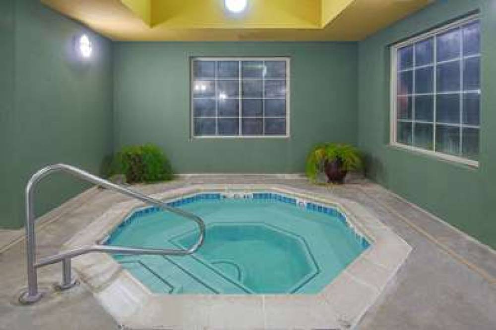 DAYS INN ELLIS 4