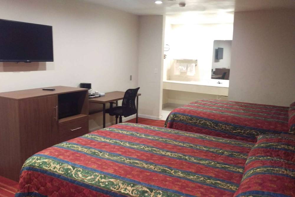 DAYS INN HEMET 4