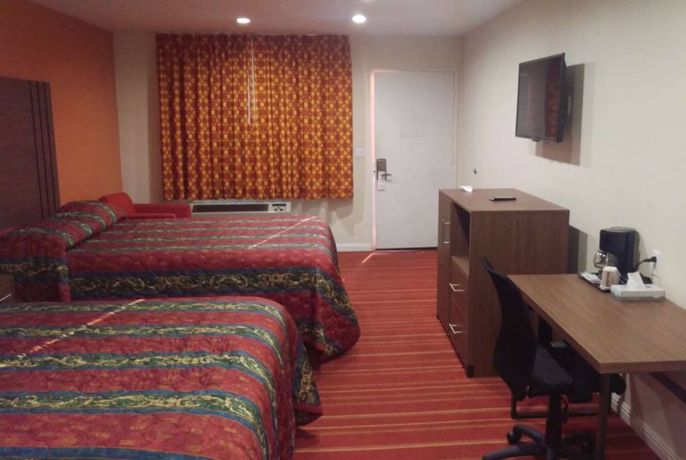 DAYS INN HEMET 8