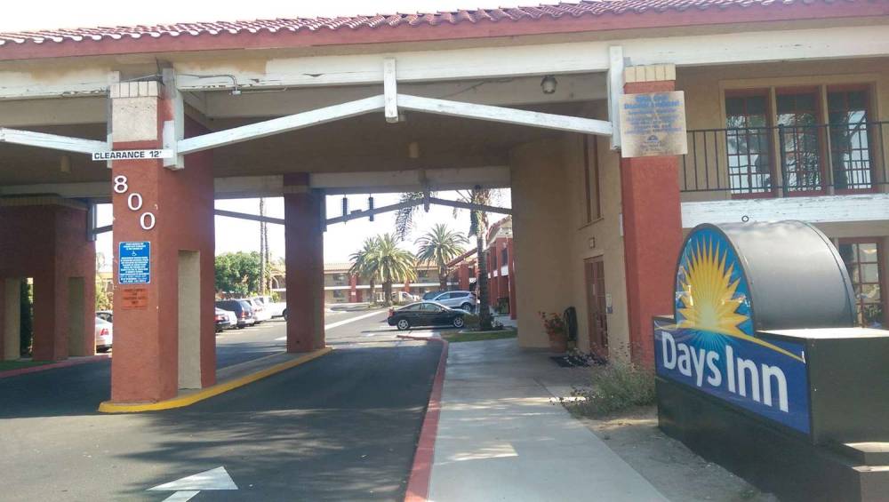 DAYS INN HEMET 2