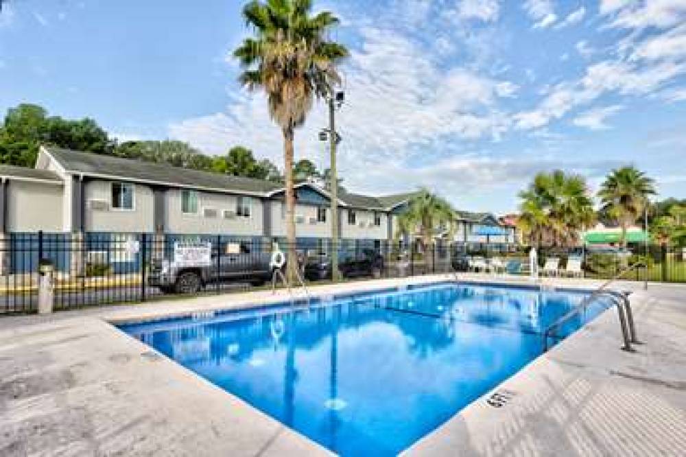 DAYS INN SAVANNAH GATEWAY 4