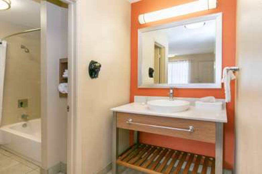 DAYS INN & SUITES BY WYNDHAM A 9
