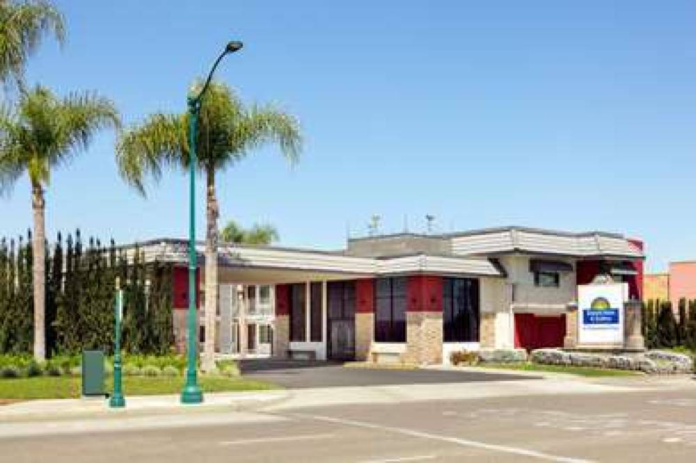 DAYS INN & SUITES BY WYNDHAM ANAHEI 1