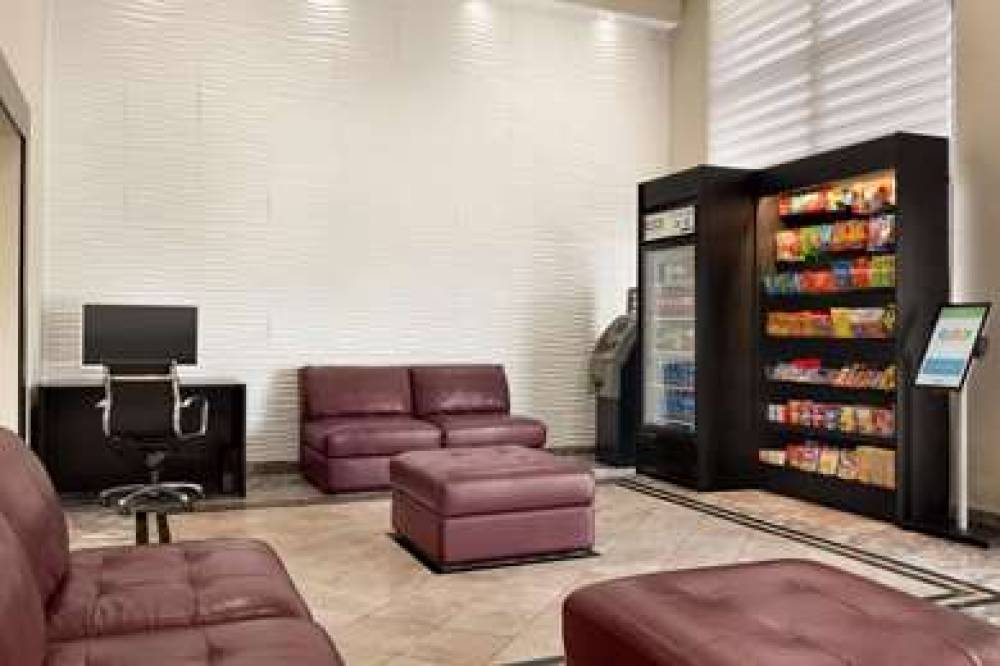 DAYS INN & SUITES BY WYNDHAM ANAHEI 4