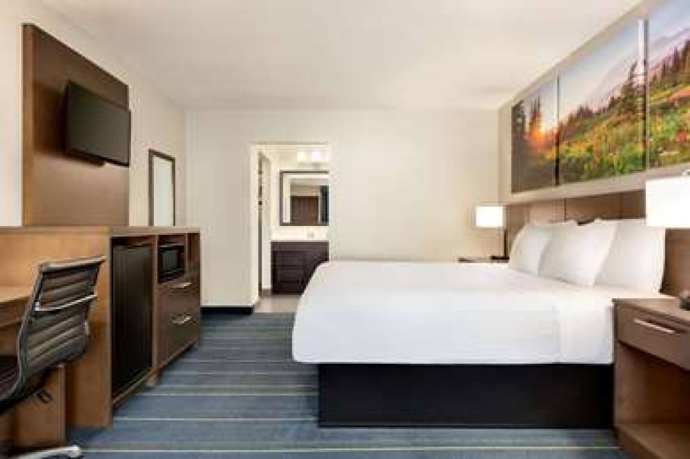 DAYS INN & SUITES BY WYNDHAM ANAHEI 9