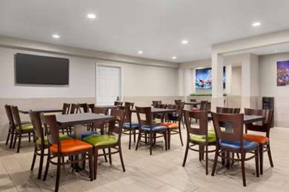 DAYS INN & SUITES BY WYNDHAM ANAHEI 6