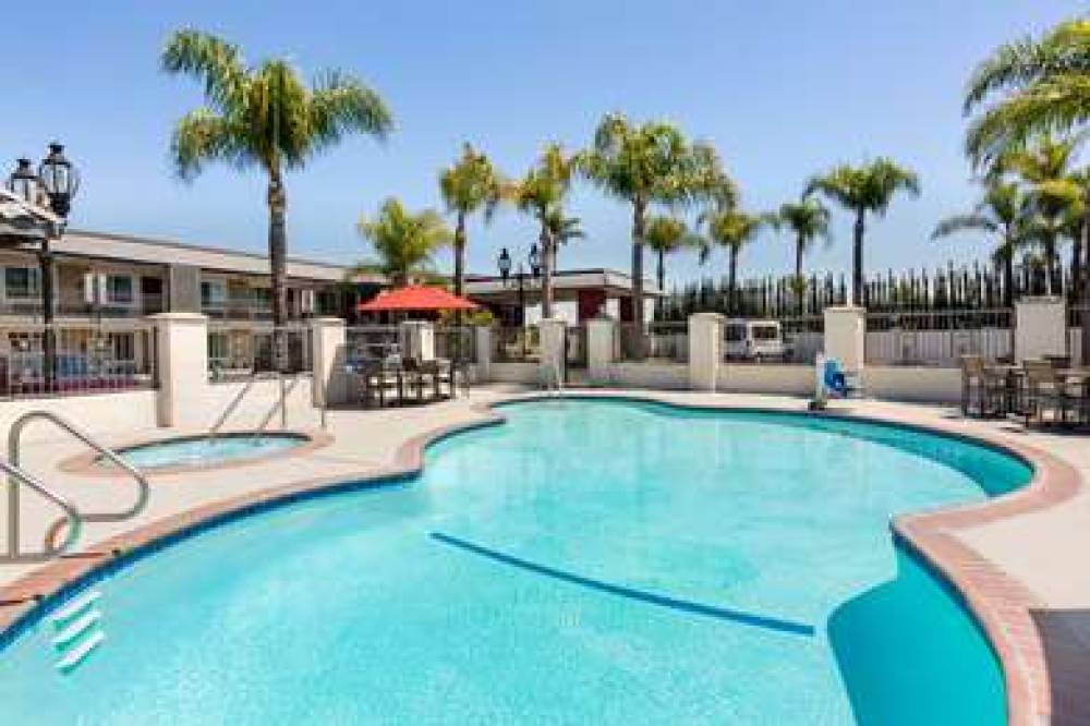 DAYS INN & SUITES BY WYNDHAM ANAHEI 5