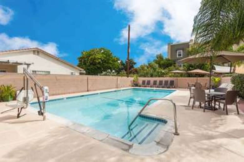 Days Inn & Suites By Wyndham Anaheim Resort 3