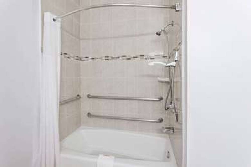 Days Inn & Suites By Wyndham Anaheim Resort 10