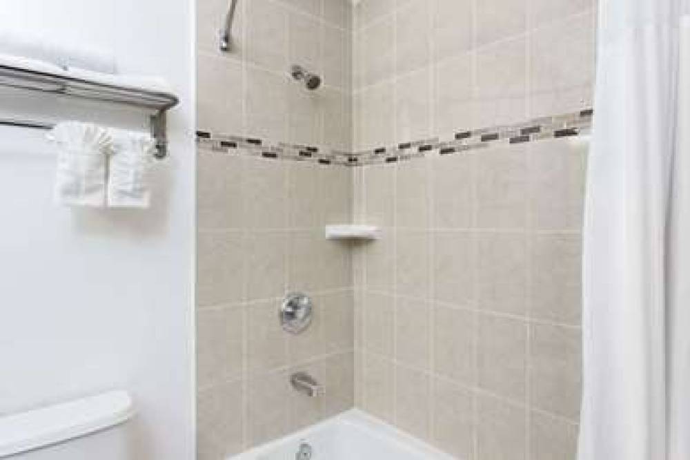 Days Inn & Suites By Wyndham Anaheim Resort 6