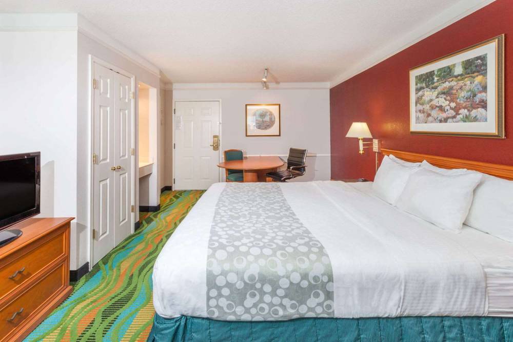 DAYS INN & SUITES BY WYNDHAM ARLING 10